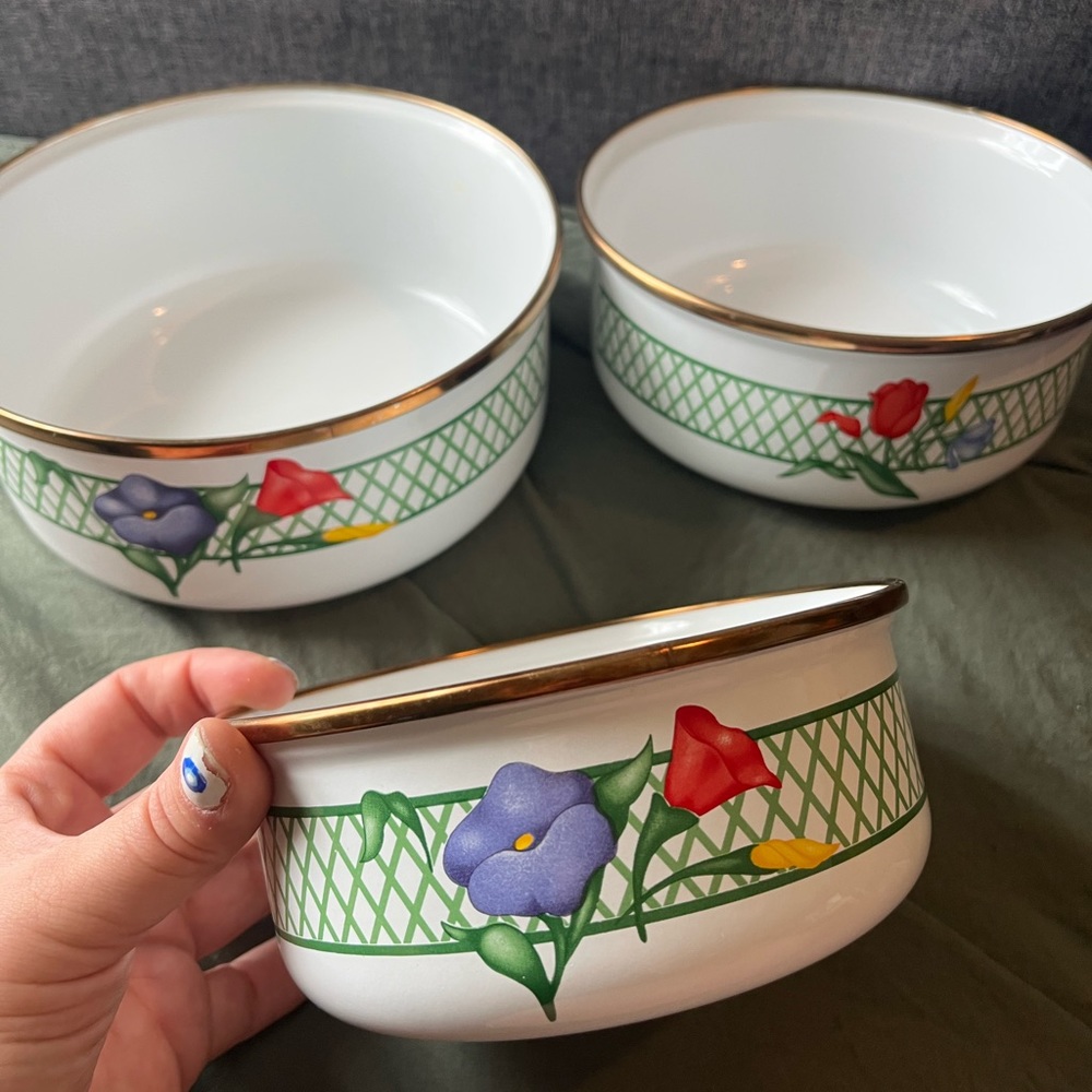 Vintage 80s Set of Regency Club Nesting Mixing Bowls White Enamelware w Flowers